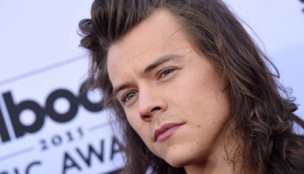 Borítókép: Harry Styles rövid hajjal! Kiderült, miért vált meg hosszú tincseitől az énekes