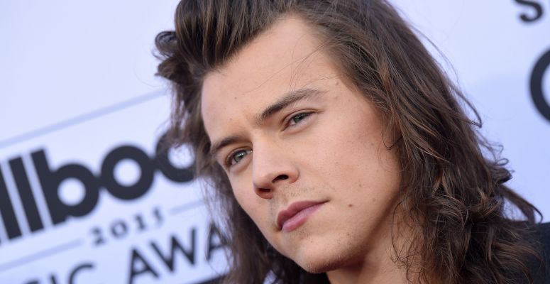 Borítókép: Harry Styles rövid hajjal! Kiderült, miért vált meg hosszú tincseitől az énekes