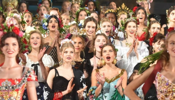 Borítókép: Sophia Loren, az örök múzsa: a Dolce & Gabbana lenyűgöző nápolyi bemutatója