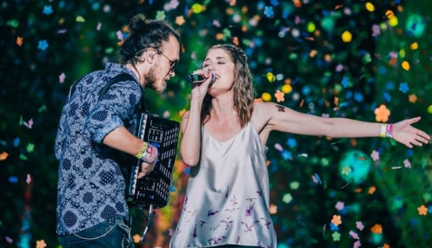 Borítókép: Így készülnek a sztárok a fesztiválra: Lábas Viki