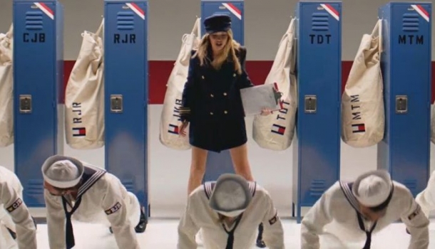 Borítókép: Gigi Hadid átgyalogolt a fiúkon