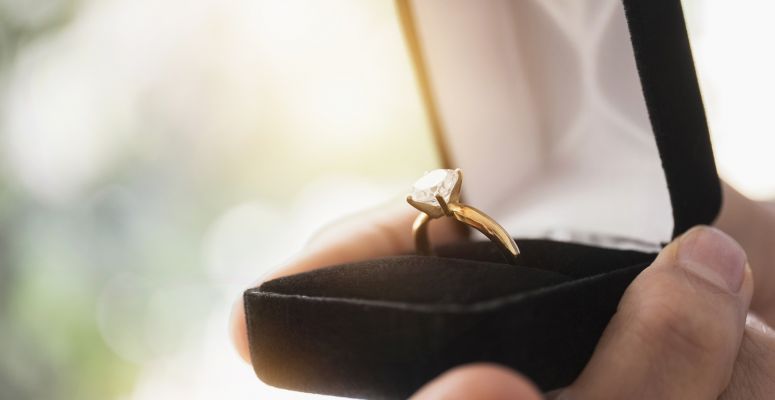 Nem akármilyen helyszínen jegyezte el szerelmét a Bajos csajok férfi főszereplője