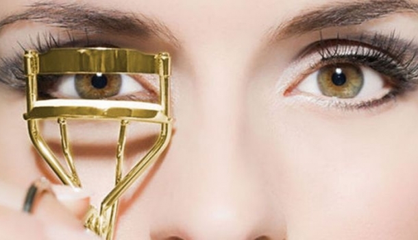 Borítókép: Egy horrorsztori, ami után többé nem akarsz szempilla göndörítőt használni