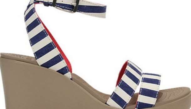 Borítókép: Magassarkúban is kényelmesen, megérkeztek a Crocs magassarkú szandálok