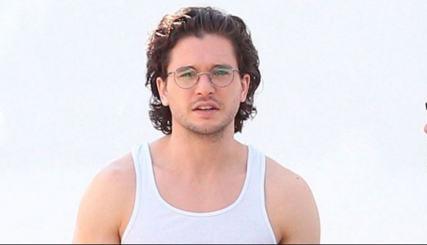 Borítókép: Jon Snow-ba szerelmesek vagyunk, de vajon Kit Harington a való életben is álompasi? 