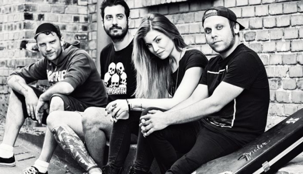 Borítókép: Így készülnek a sztárok a fesztiválra: SONYA