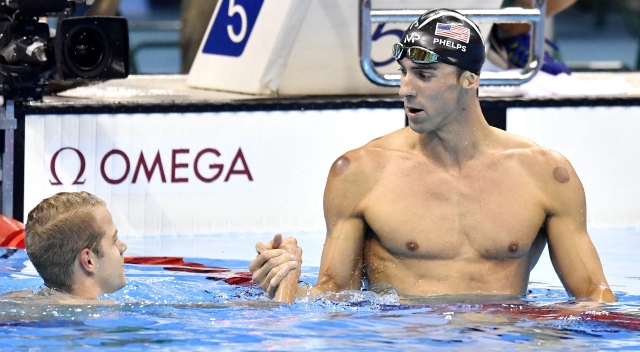 Így gratulál a tapasztalt róka Phelps a fiatal magyar tehetségnek