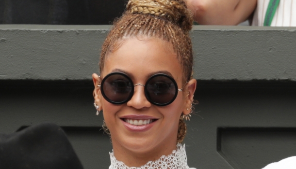 Borítókép: Beyoncé akkora királynő, hogy még a jet skin is estélyit visel!