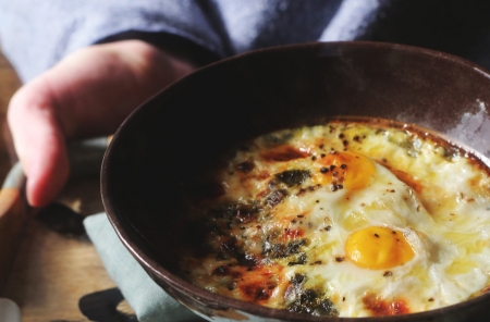 Borítókép: Pestóval és parmezánnal sült tojás - ráérős hétvégékre