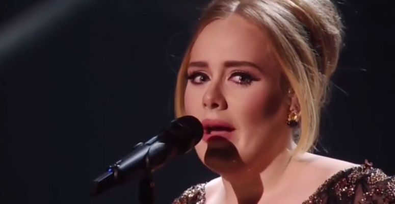 Videó! Betegen, smink nélkül üzent a rajongóinak a szomorú Adele