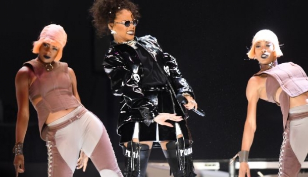 Borítókép: Nem csak a Szigeten csalódtak benne! Így szerepelt le a többi országban Rihanna - VIDEÓ
