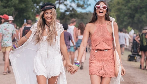 Borítókép: Stíluskalauz: 5 tipp, mit viselj a Strand Fesztiválon