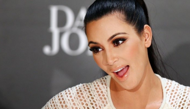 Borítókép: Neked feltűnik a csalás? Kim Kardashian csúnyán átverte a paparazzikat
