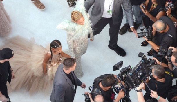 Borítókép: Napi cuki: Beyoncé kislánya 3 milliós ruhájával mindenkit lekörözött a vörös szőnyegen