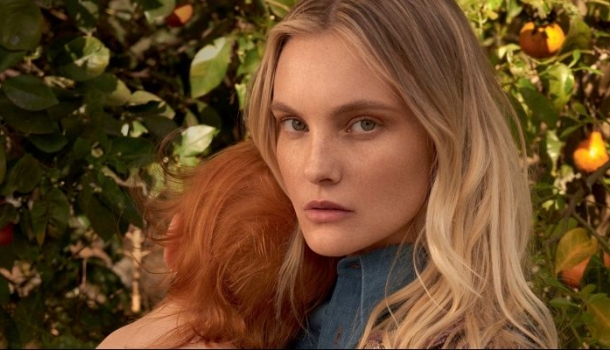 Borítókép: Történelmi pillanat! A Vouge címlapján szoptat a híres topmodell