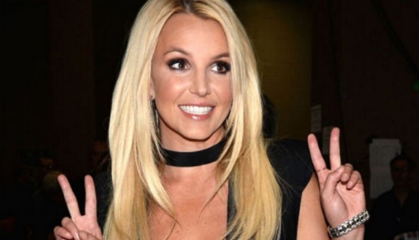 Borítókép: Nem csak tátogni tud? Britney nehezen volt rávehető, de tényleg elénekelte a saját dalát!