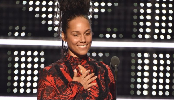 Borítókép: Igazi lázadó: Ezért nem hajlandó Alicia Keys sminket viselni a díjátadókon