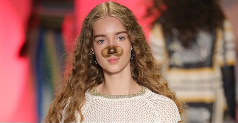 Wow! Ezen a divatbemutatón Snapchat filtereket viseltek a modellek