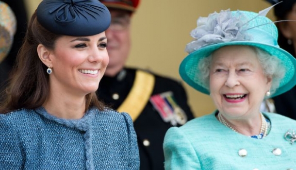 Borítókép: Erzsébet királynő ismét keresztbe tett! Katalin hercegné mától egy címmel kevesebbet birtokol