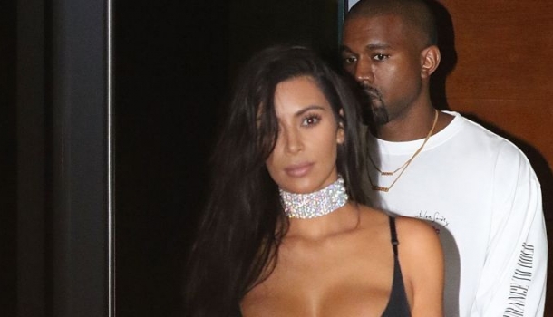 Borítókép: Megint megcsinálta a botrányt! Kim Kardashian ilyen hiányos öltözetben még sosem lépett az utcára