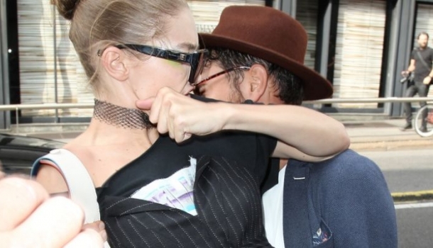 Borítókép: Durva videó! A nyílt utcán támadt rá egy rajongó Gigi Hadidra