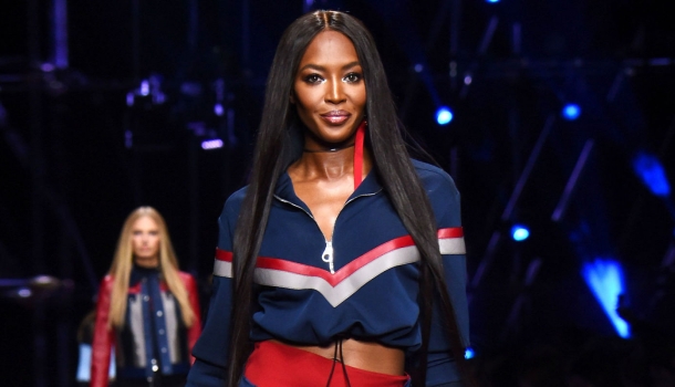 Borítókép: Veterán és új generációs szupermodellek a Versace kifutóján