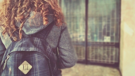 Borítókép: El se hisszük! 9-re vihetjük a gyerekeket iskolába?