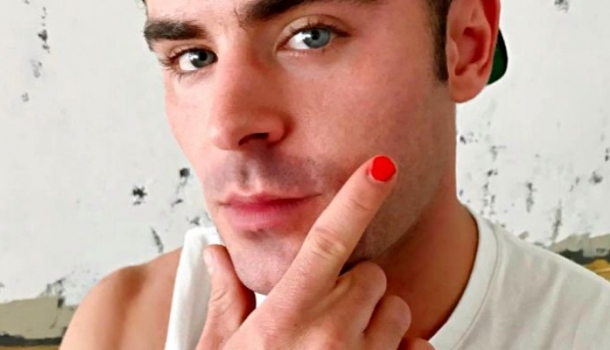 Borítókép: Mi folyik itt? Egymás után lakkozák ki körmüket a legismertebb sztárpasik