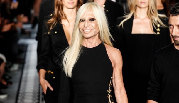 Borítókép: 61 évesen is bomba formában! Donatella Versace brutál edzős videót posztolt
