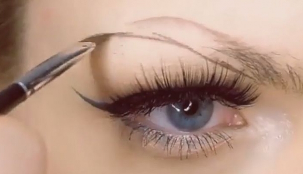 Borítókép: Az 5+1 legdurvább szemöldökformázós videó, amit valaha láttunk