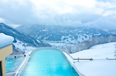 Borítókép: 6 panoráma medence Ausztriában, ami a hegyekre néz