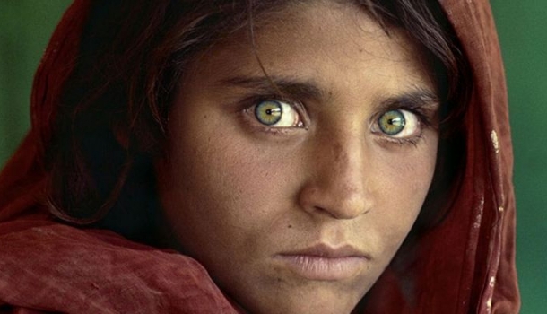 Borítókép: Emlékszel még erre a tekintetre? Letartóztatta a rendőrség a National Geographic ikonikus fotóján szereplő lányt