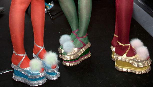 Borítókép: Fájdalmas divatbakik, avagy minden idők 20 legcsúnyább cipője