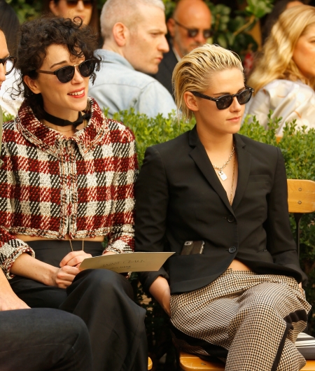 Borítókép: Történelmi pillanat: Kristen Stewart és énekesnő csaja először jelentek meg a vörös szőnyegen