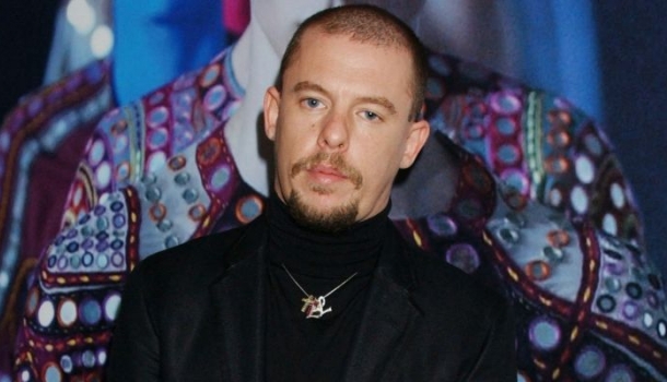 Borítókép: Ez a színész játssza majd Alexander McQueent a készülő életrajzi filmben - szerinted hasonlít?