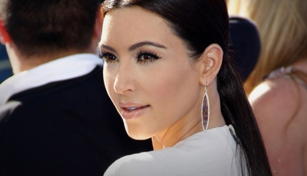 Borítókép: Hogy mi? Kim Kardashian béranyával hordatná ki harmadik gyerekét?