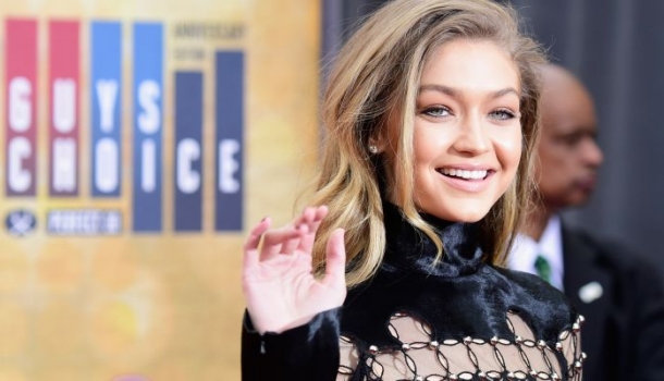 Borítókép: BRÉKING: Gigi Hadid Nanushka ruhába bújt tegnap este - FOTÓK