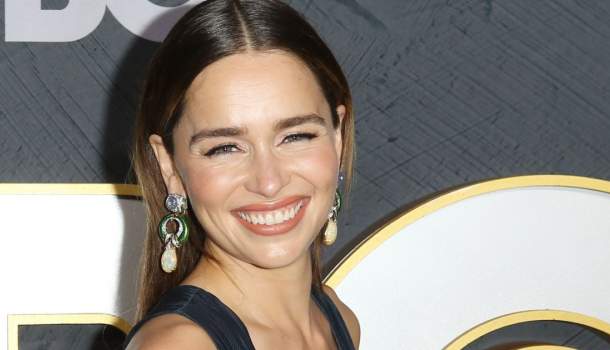Borítókép: 10 észbontó beszólás, ami miatt Emilia Clarke neked is az új kedvenc színésznőd lesz (ha eddig nem volt)