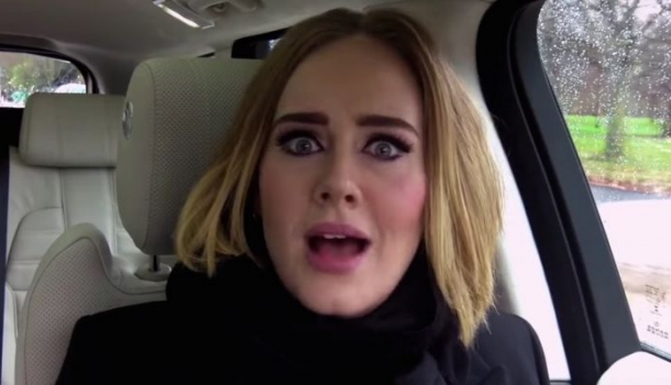 Borítókép: A nap videója: Váratlanul egy denevér repült be Adele koncertjére és elképesztő volt az énekesnő reakciója