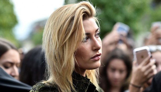 Borítókép: Hailey Baldwin a kabátok királynője, tanulj tőle!