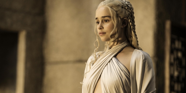 Daenerys Targaryen például 13 éves a Trónok harca kezdetén. Mit gondolsz, hány éves volt a sorozat első évadában az őt alakító Emilia Clarke?