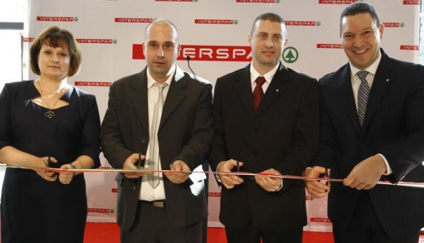 Borítókép: Kétmilliárd forintból újult meg a pesterzsébeti INTERSPAR