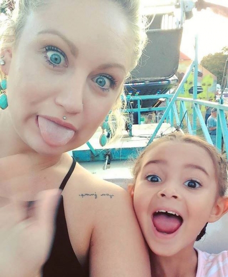 Borítókép: Zabálja az internet ezt a sima Facebook-posztot, amelyben anyuka köszönetet mond az exe új barátnőjének