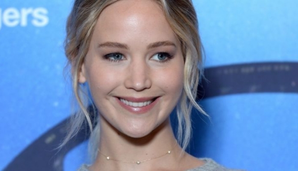 Borítókép: Ciki vagy menő? Jennifer Lawrence kötött pulcsiban jelent meg a vörös szőnyegen - FOTÓK