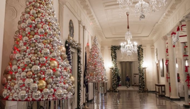 Borítókép: Ilyen fényűző pompába öltöztette Michelle Obama utolsó karácsonyukra a Fehér Házat - FOTÓK