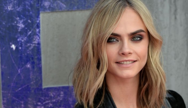 Borítókép: Cara Delevingne régi családi fotót posztolt, most már tudjuk, kitől örökölte a szemöldökét