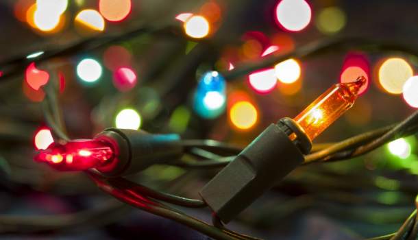 Borítókép: Kiderült, egész eddigi életünkben rosszul tettük fel az égőket a karácsonyfára - videó