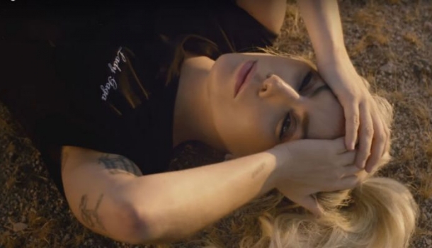 Borítókép: Ez már egy egészen másik Gaga! Az énekesnő új videóklipjére  csak egy szó van: zseniális