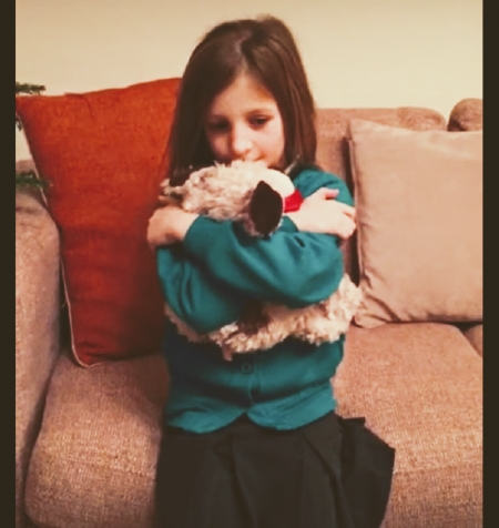 Borítókép: Ez a kislány csupáncsak annyit kért karácsonyra, hogy a plüsskutyája keljen életre... Nézzétek meg, milyen arcot vág, amikor teljesül!