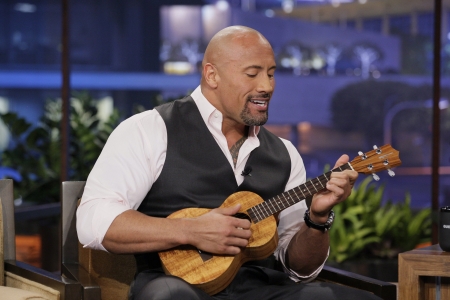 Borítókép: Dwayne Johnson énekkel köszöntötte egyéves kislányát